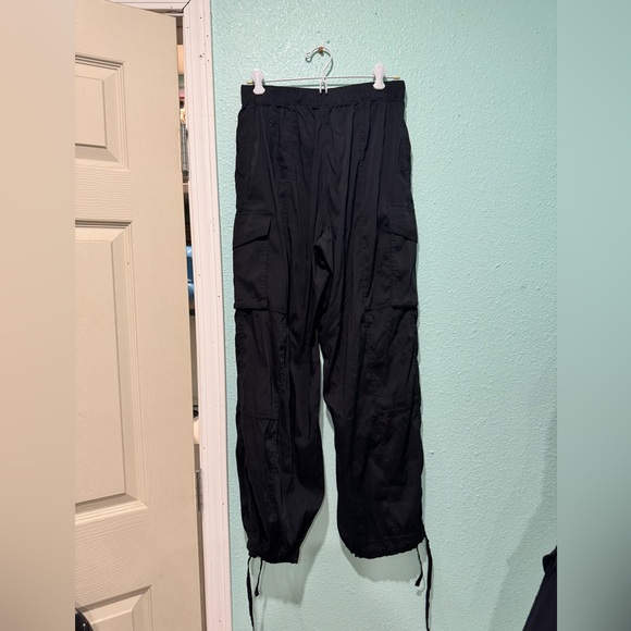 Lululemon Lightweight Adjustable Mid-Rise Cargo Pant - Picture 4 of 6